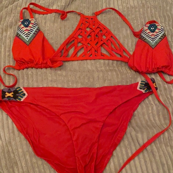 Red Carter hot bikini with cute back - Picture 4 of 4